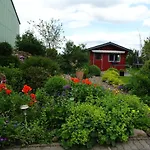 Bei Schuetts - Spiel Und Spass Im Garten Rund Um Eine Moderne *