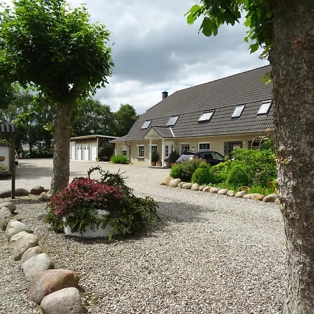 Bei Schuetts - Spiel Und Spass Im Garten Rund Um Eine Moderne Lantgård Janneby