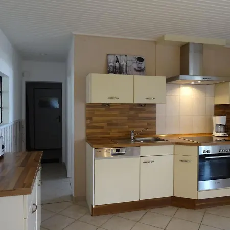 Bei Schuetts - Spiel Und Spass Im Garten Rund Um Eine Moderne Janneby