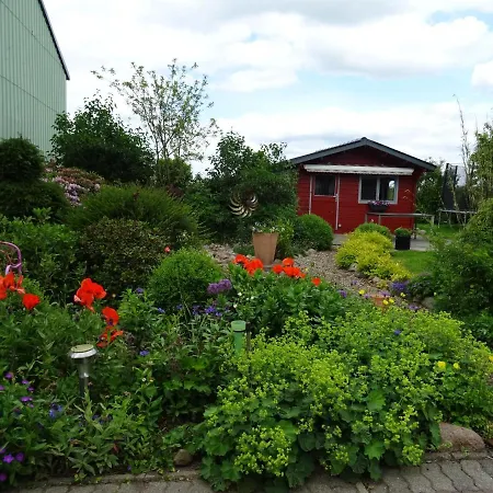 Bei Schuetts - Spiel Und Spass Im Garten Rund Um Eine Moderne *