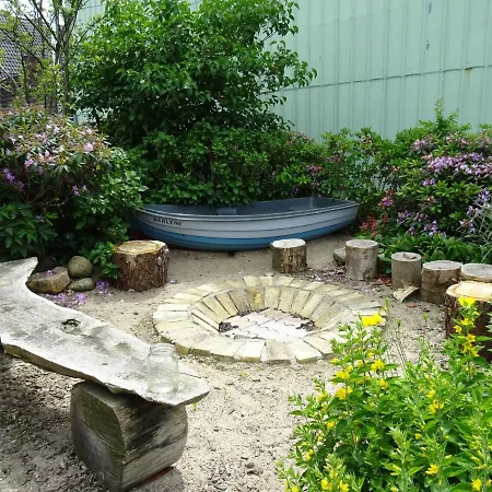 Bei Schuetts - Spiel Und Spass Im Garten Rund Um Eine Moderne * Janneby