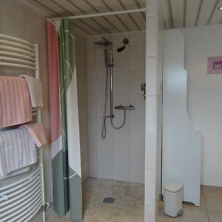 Bei Schuetts - Spiel Und Spass Im Garten Rund Um Eine Moderne *