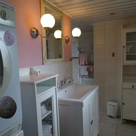 Bei Schuetts - Spiel Und Spass Im Garten Rund Um Eine Moderne Bauernhof Janneby