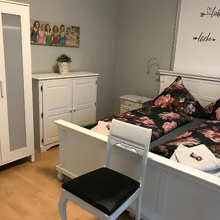 Bei Schuetts - Spiel Und Spass Im Garten Rund Um Eine Moderne *