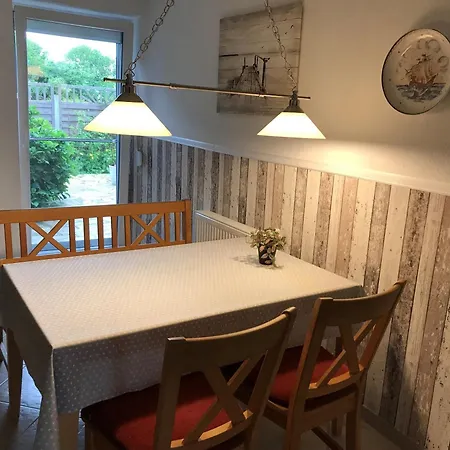 Bei Schuetts - Spiel Und Spass Im Garten Rund Um Eine Moderne