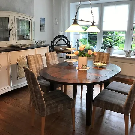 Bei Schuetts - Spiel Und Spass Im Garten Rund Um Eine Moderne Bauernhof