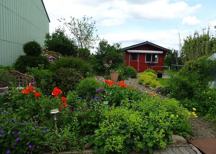 Bei Schuetts - Spiel Und Spass Im Garten Rund Um Eine Moderne *