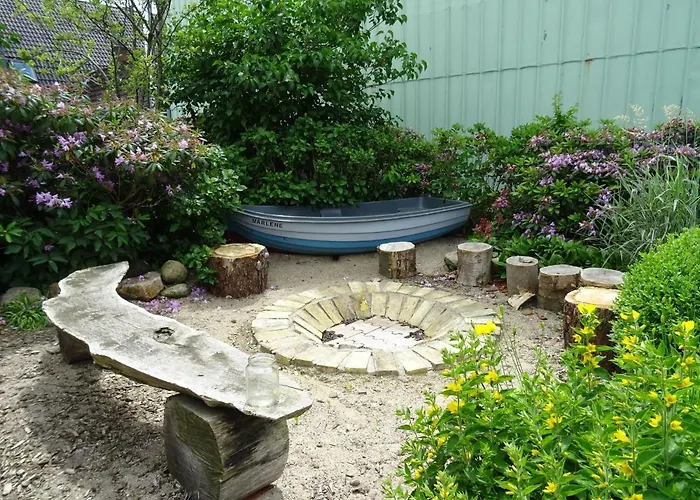 Bei Schuetts - Spiel Und Spass Im Garten Rund Um Eine Moderne * Janneby