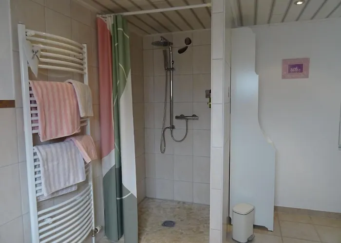 Bei Schuetts - Spiel Und Spass Im Garten Rund Um Eine Moderne *