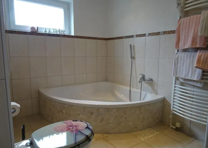 Bei Schuetts - Spiel Und Spass Im Garten Rund Um Eine Moderne *