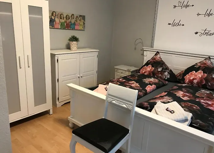 Bei Schuetts - Spiel Und Spass Im Garten Rund Um Eine Moderne *